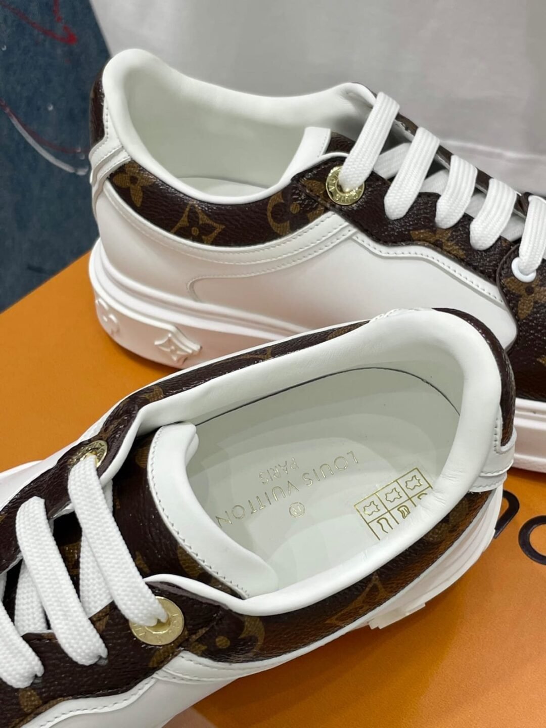 ⁦Louis Vuitton White Leather and Monogram Canvas Time Out Sneakers⁩ - الصورة ⁦5⁩