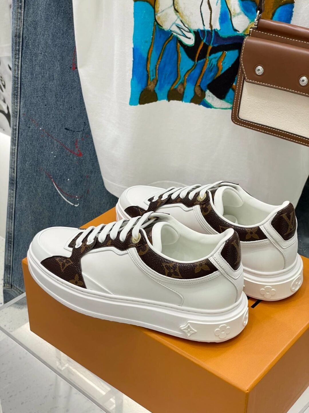 ⁦Louis Vuitton White Leather and Monogram Canvas Time Out Sneakers⁩ - الصورة ⁦4⁩