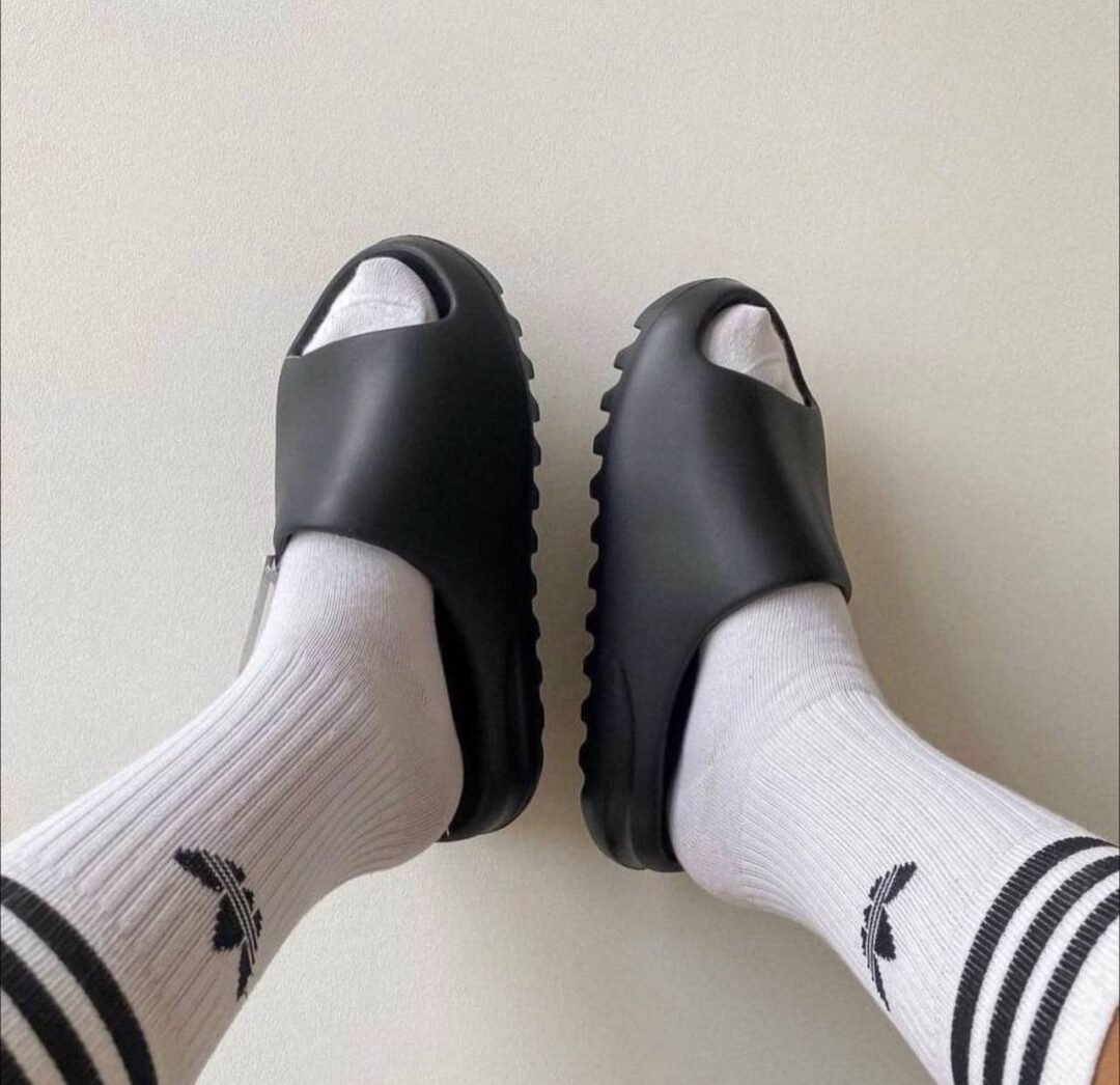 ⁦Yeezy Slide Onyx⁩ - الصورة ⁦3⁩