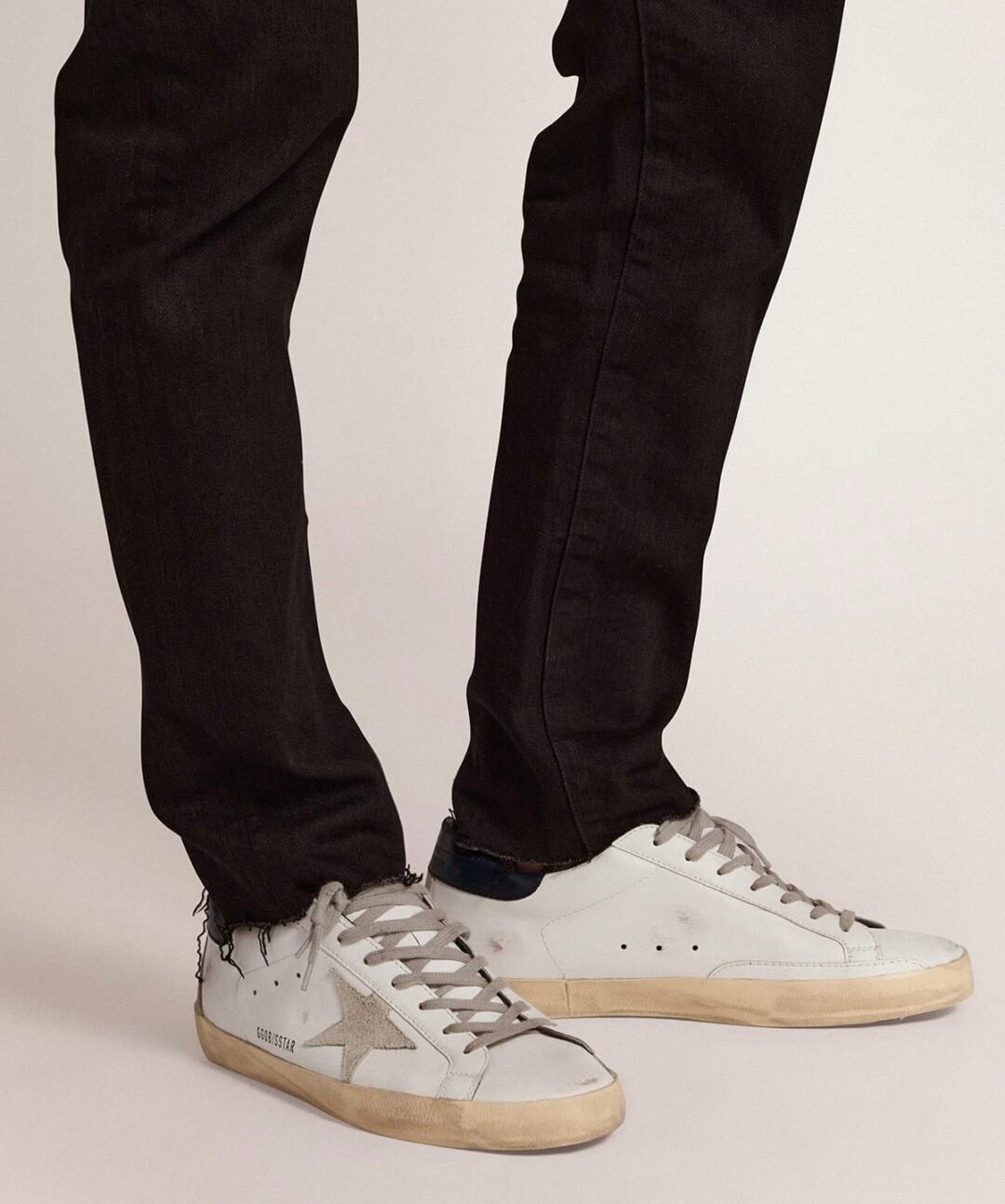 ⁦Golden Goose Men's Super-Star with suede star and blue heel tab⁩ - الصورة ⁦2⁩