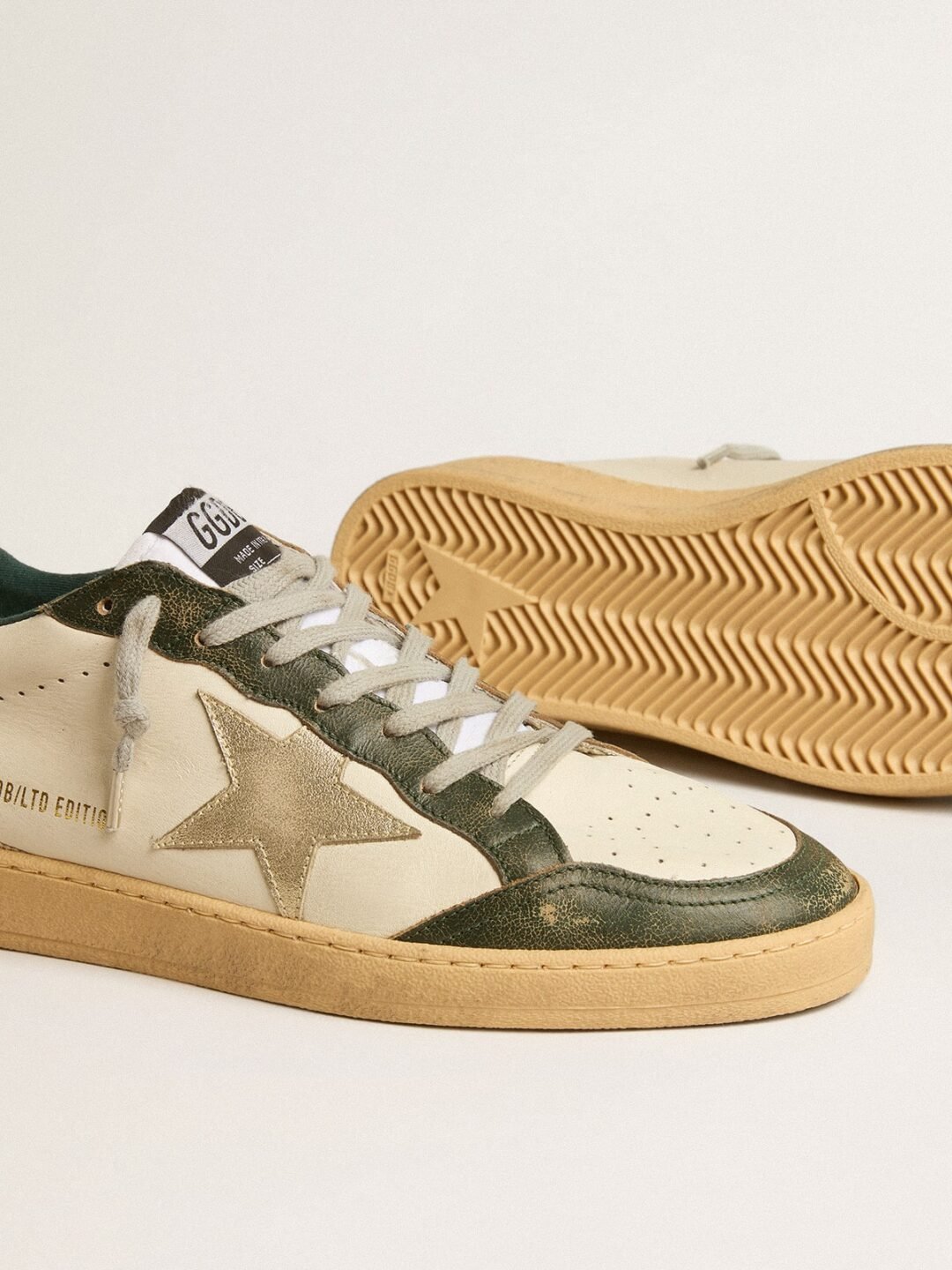 ⁦Golden Goose Ball Star LTD avec étoile en cuir platine et contrefort en cuir vert⁩ - الصورة ⁦4⁩