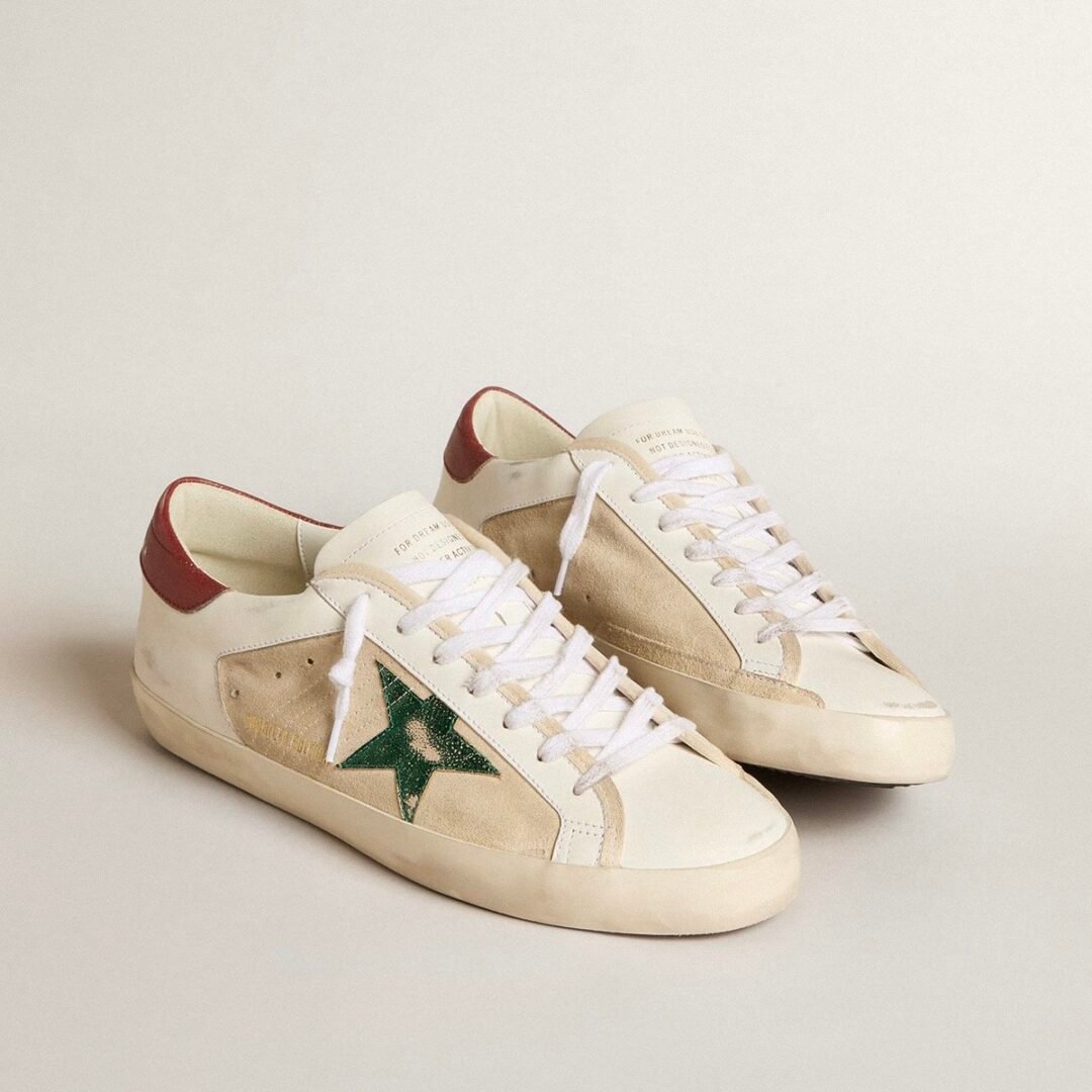 ⁦Golden Goose Men's Super-Star LTD in suede with green metallic star and red heel tab⁩ - الصورة ⁦2⁩