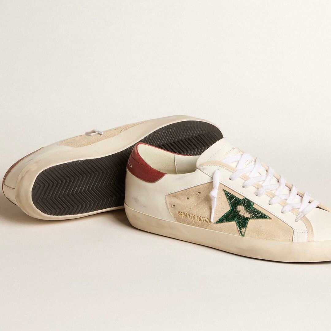 ⁦Golden Goose Men's Super-Star LTD in suede with green metallic star and red heel tab⁩ - الصورة ⁦3⁩