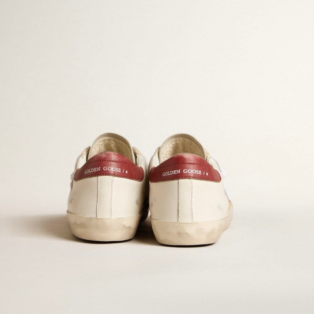 ⁦Golden Goose Men's Super-Star LTD in suede with green metallic star and red heel tab⁩ - الصورة ⁦4⁩