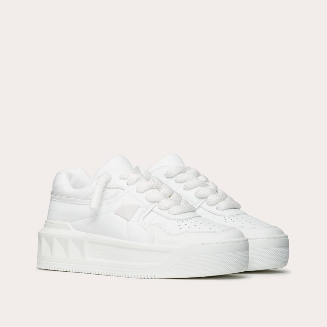 ⁦Valentino ONE STUD XL TRAINER IN NAPPA LEATHER⁩ - الصورة ⁦2⁩